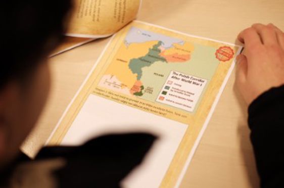 en person som holder en bok