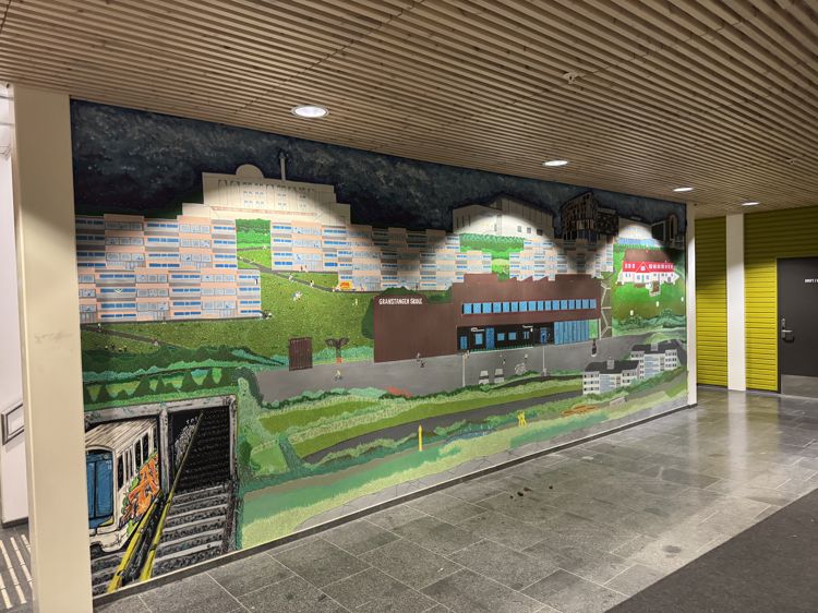 en bygning med et veggmaleri på veggen