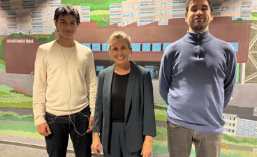 en gruppe mennesker som poserer for kameraet