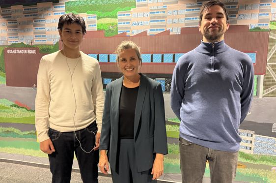 en gruppe mennesker som poserer for kameraet