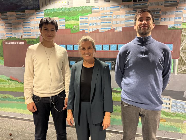 en gruppe mennesker som poserer for kameraet