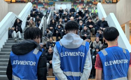 en gruppe mennesker i et stadion