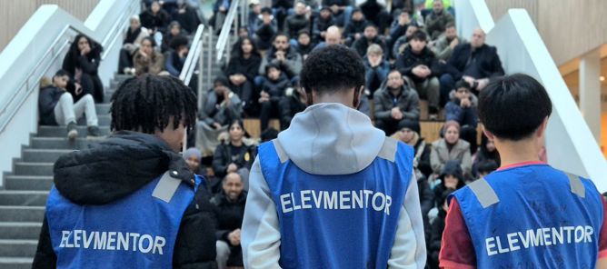 en gruppe mennesker i et stadion