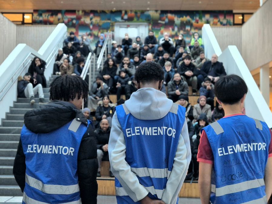 en gruppe mennesker i et stadion