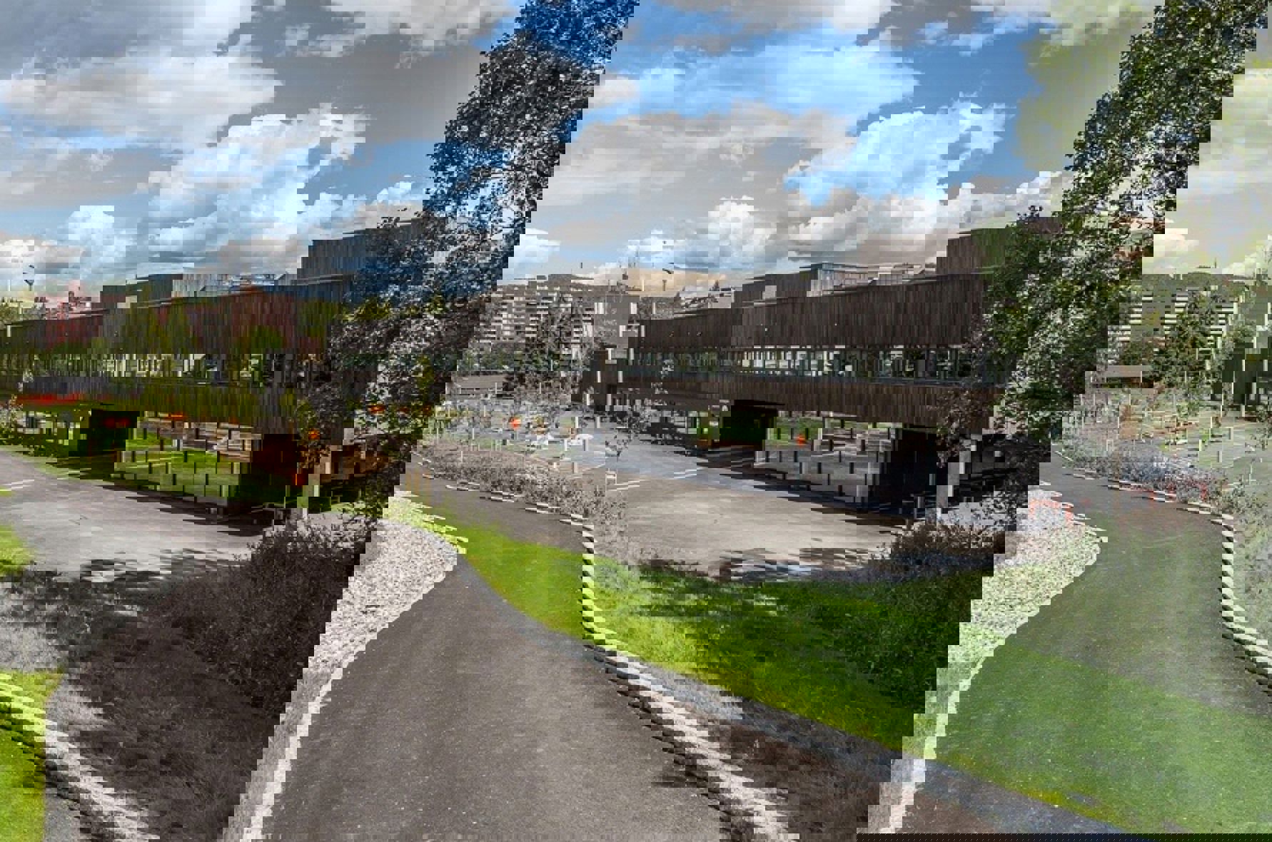 en vei med en bro over