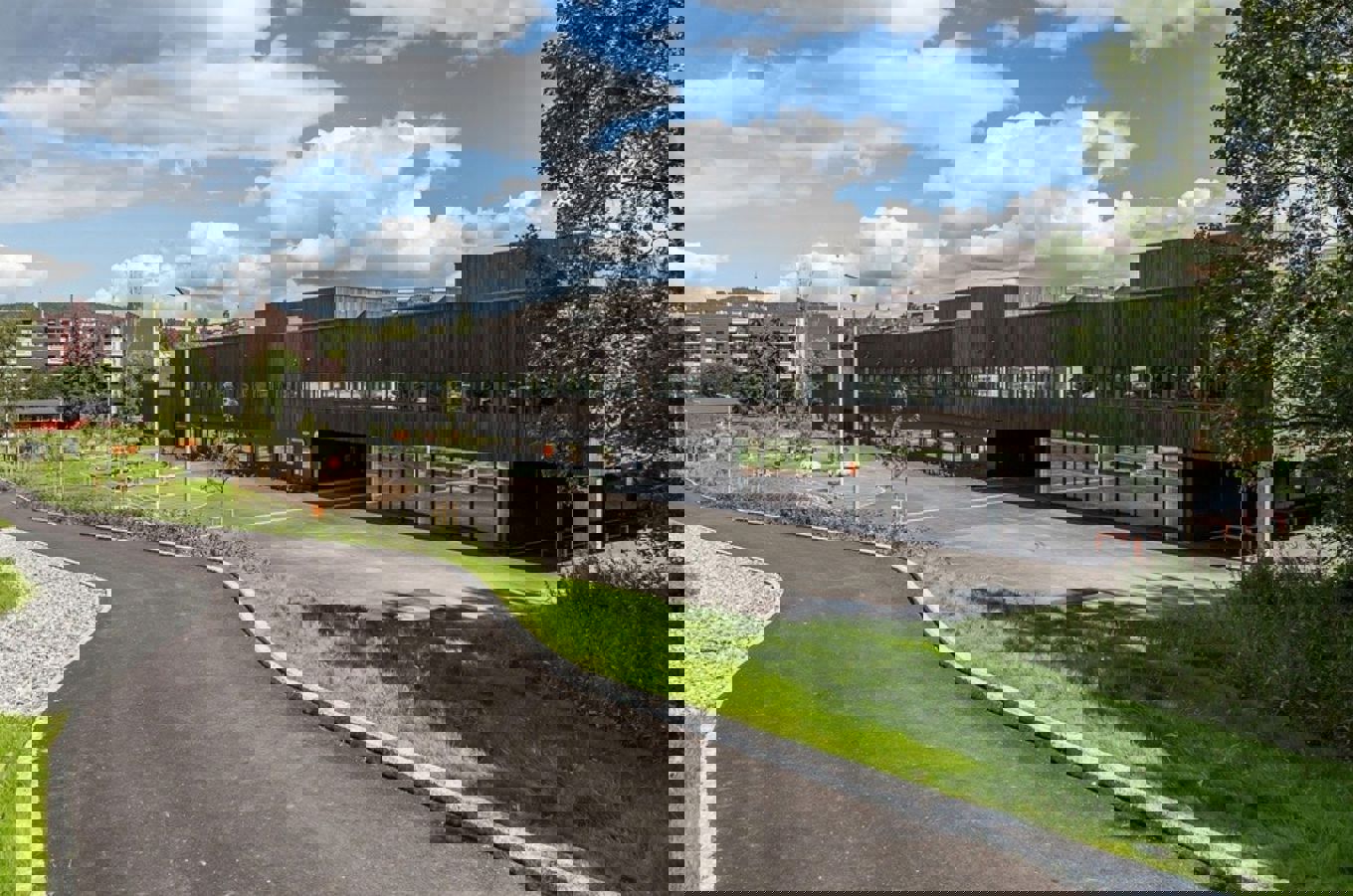 en vei med en bro over