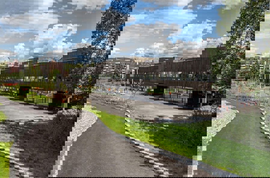 en vei med en bro over