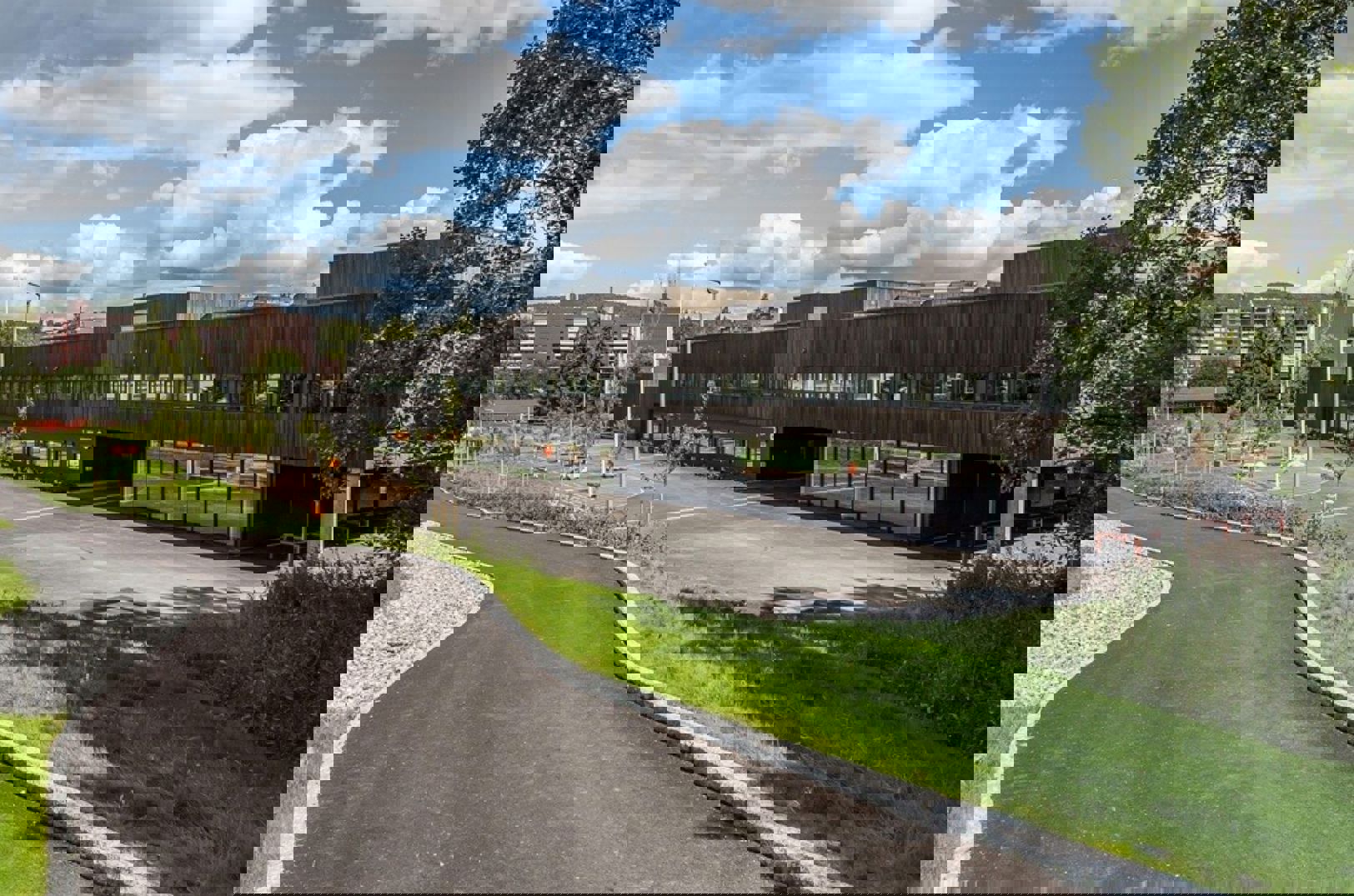 en vei med en bro over en vei med en bro over