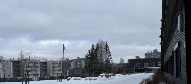 en snødekt gate med bygninger på begge sider