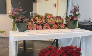 et bord med blomster på