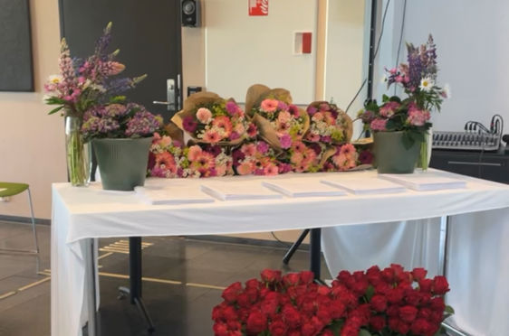 et bord med blomster på