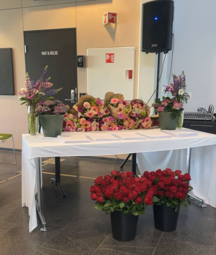 et bord med blomster på