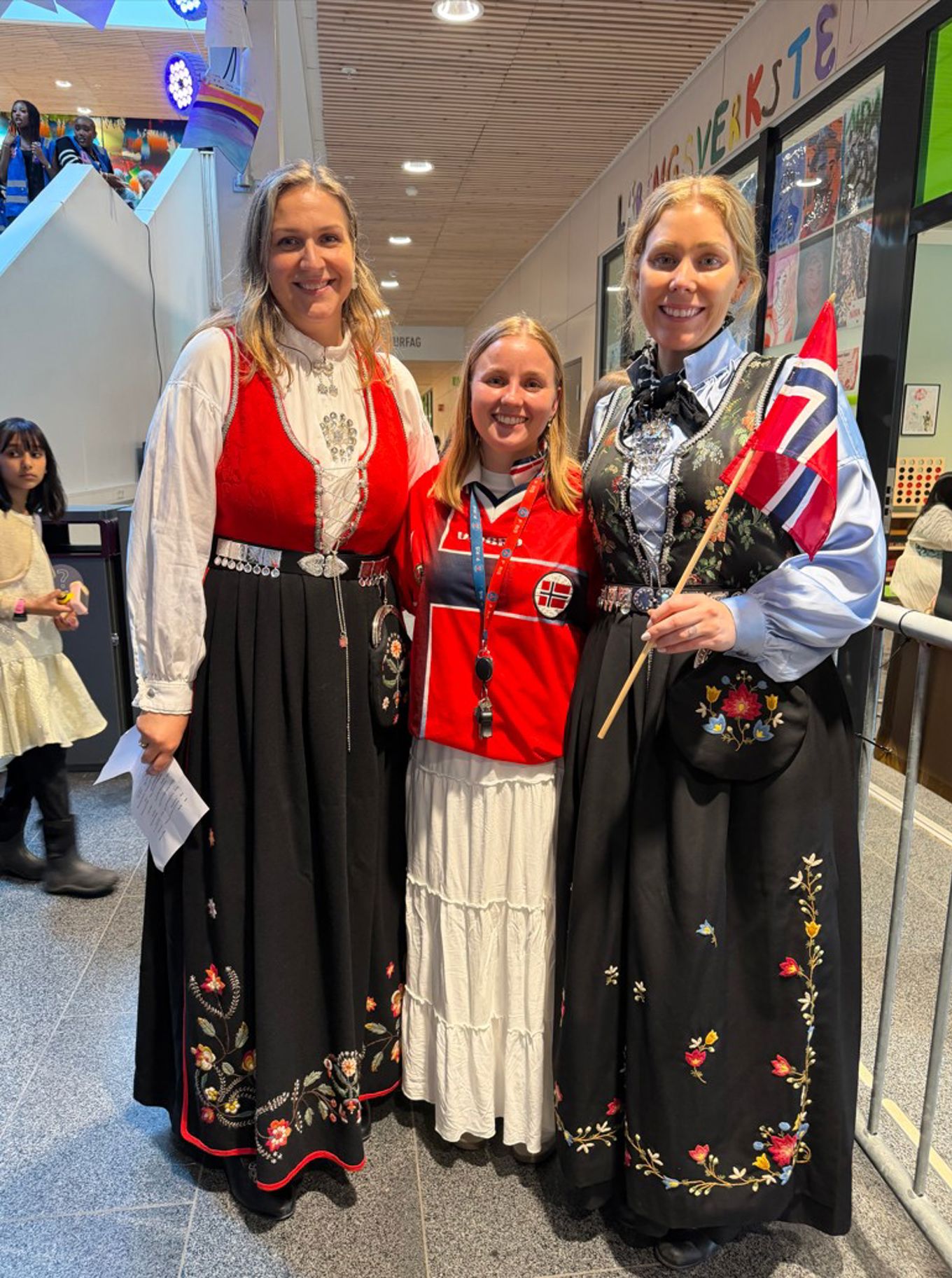 En gruppe personr i klær