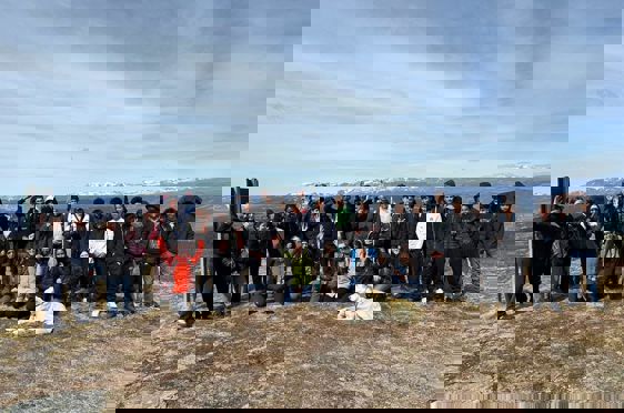 en gruppe mennesker som poserer for et bilde