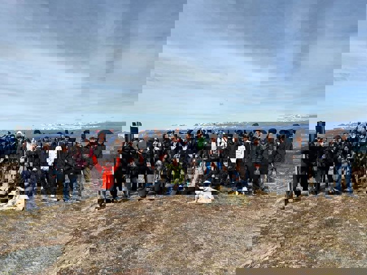 en gruppe mennesker som poserer for et bilde en gruppe mennesker som poserer for et bilde