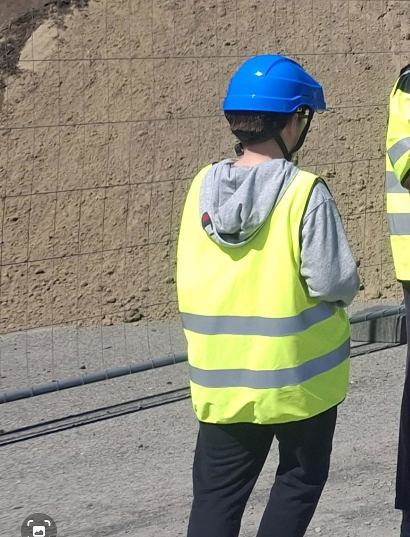 En person iført gul vest og hjelm