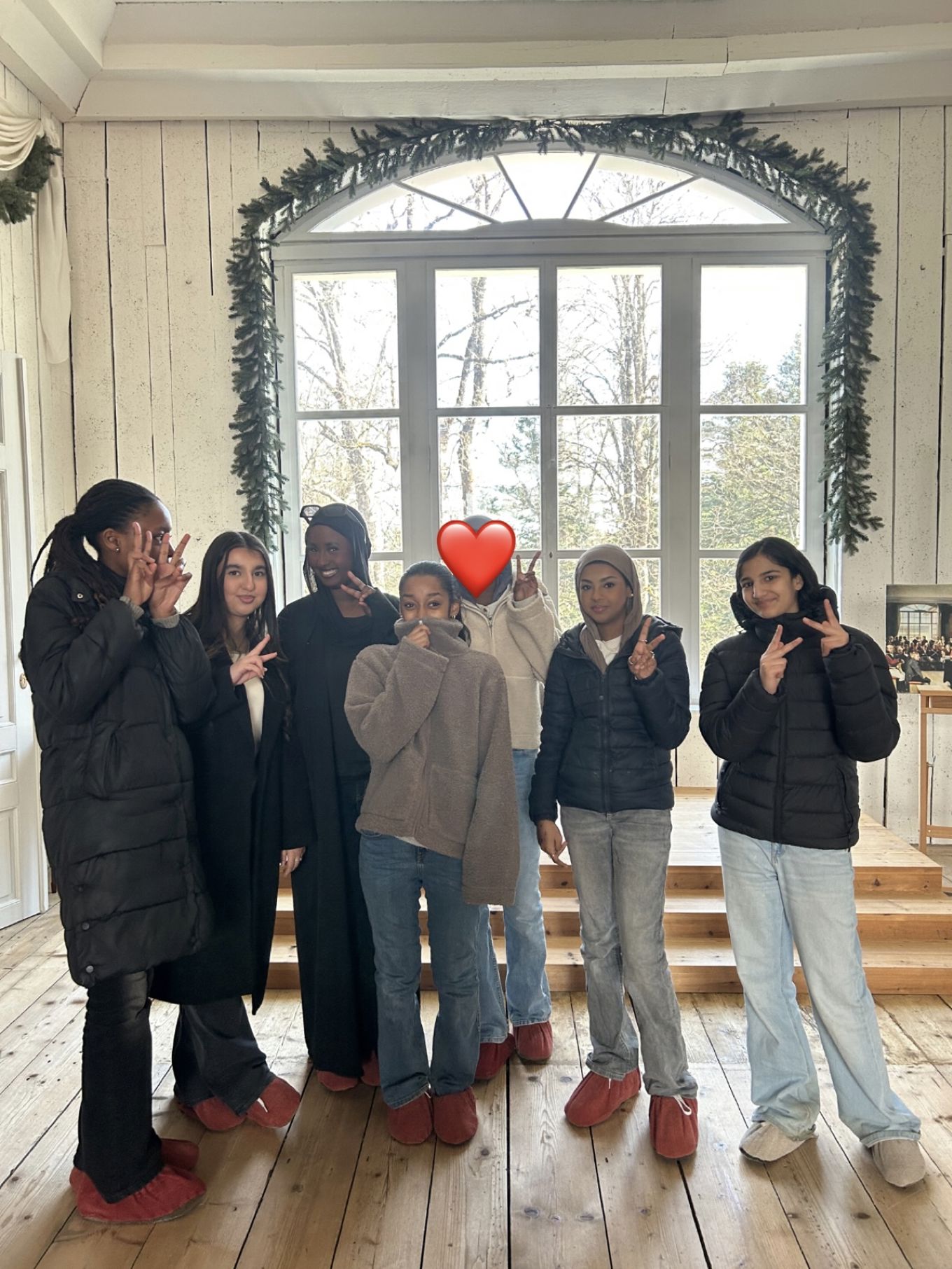 en gruppe mennesker som poserer for et bilde