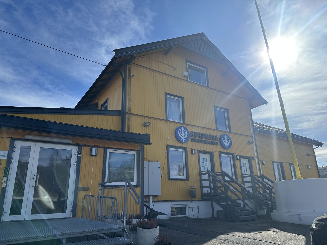 En gul bygning med trapp