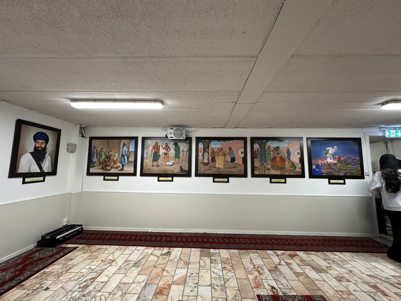 et rom med en vegg full av bilder