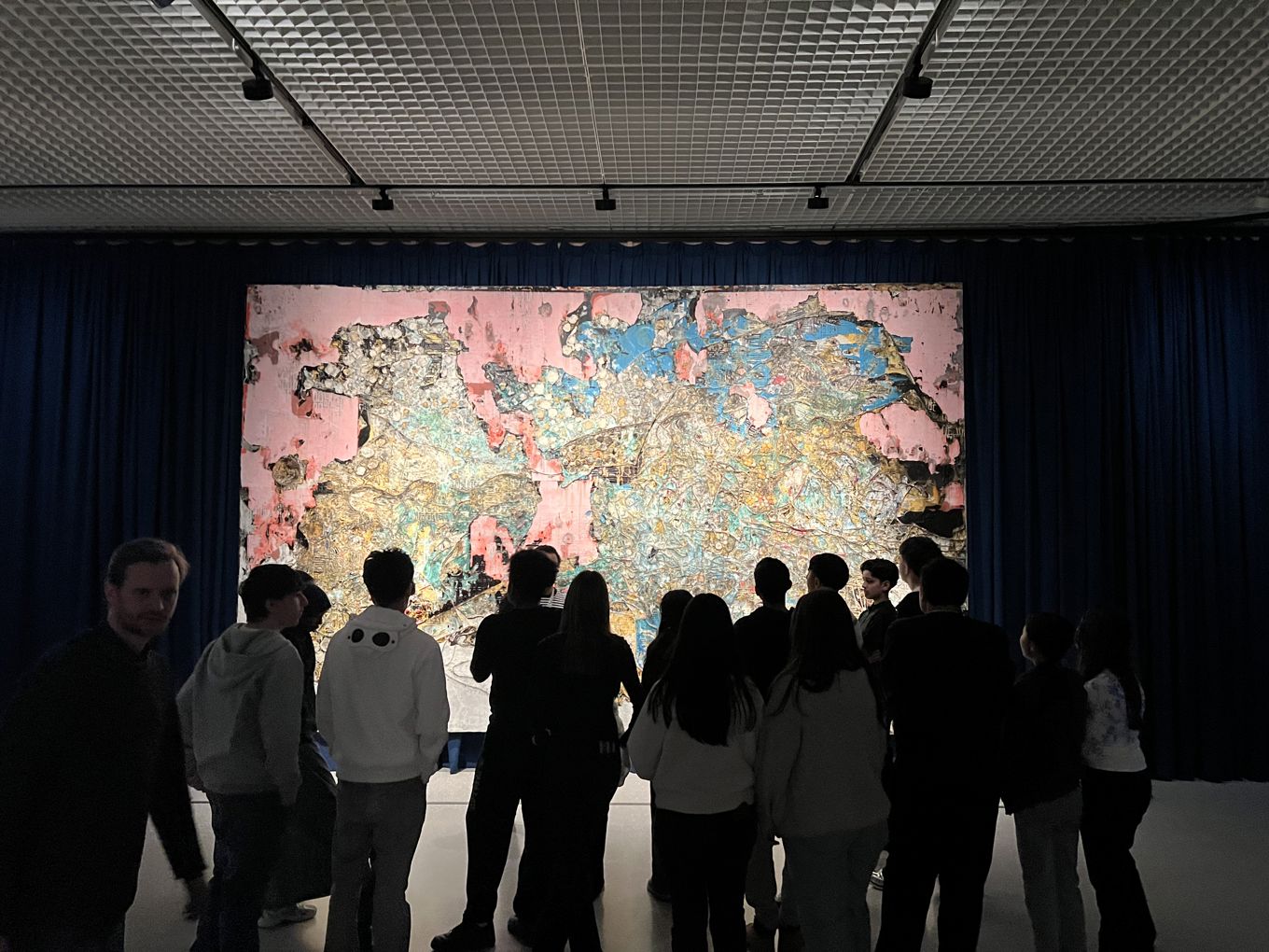 en gruppe mennesker som står foran et stort kart