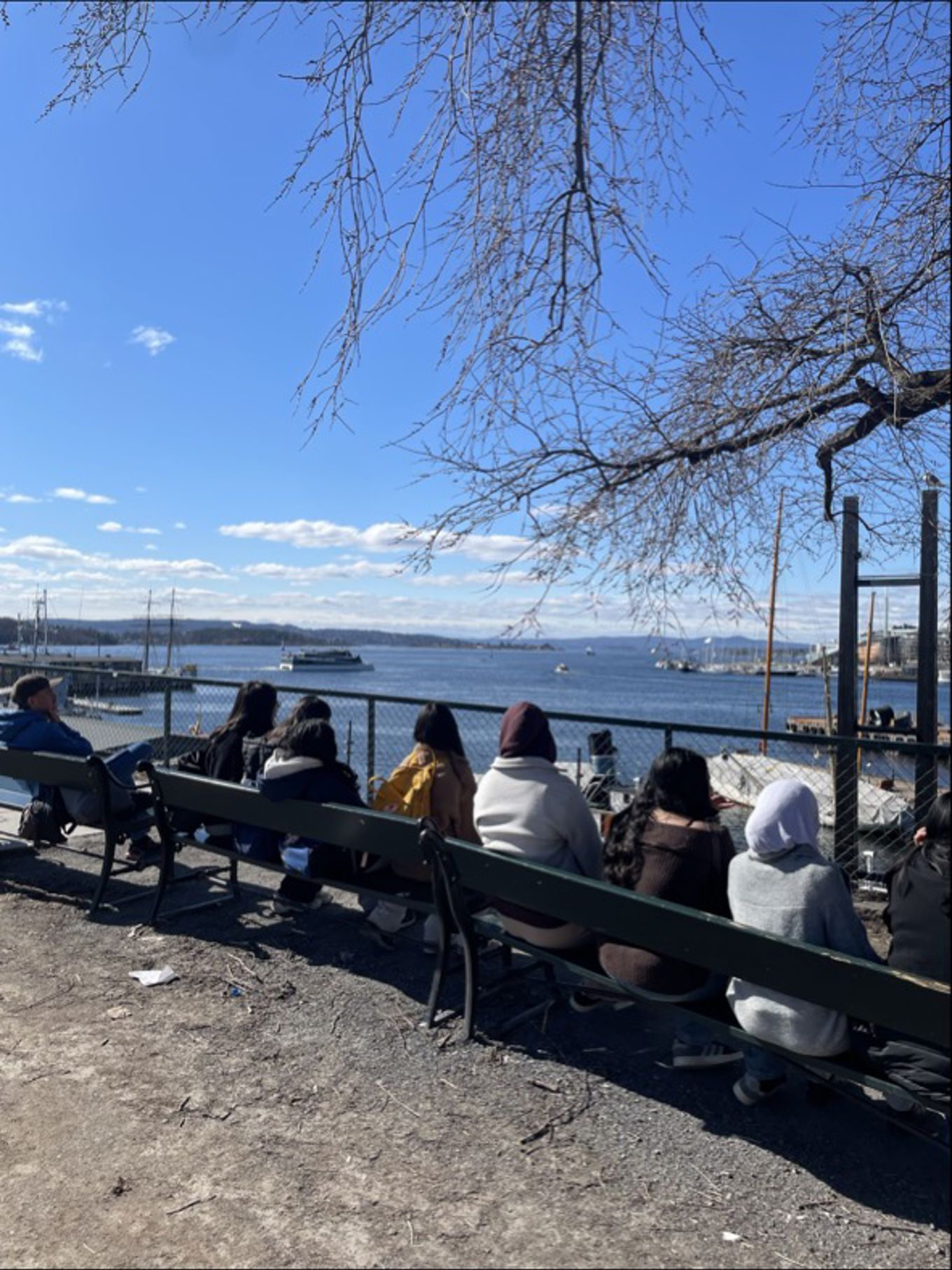 Folk som sitter på en benk