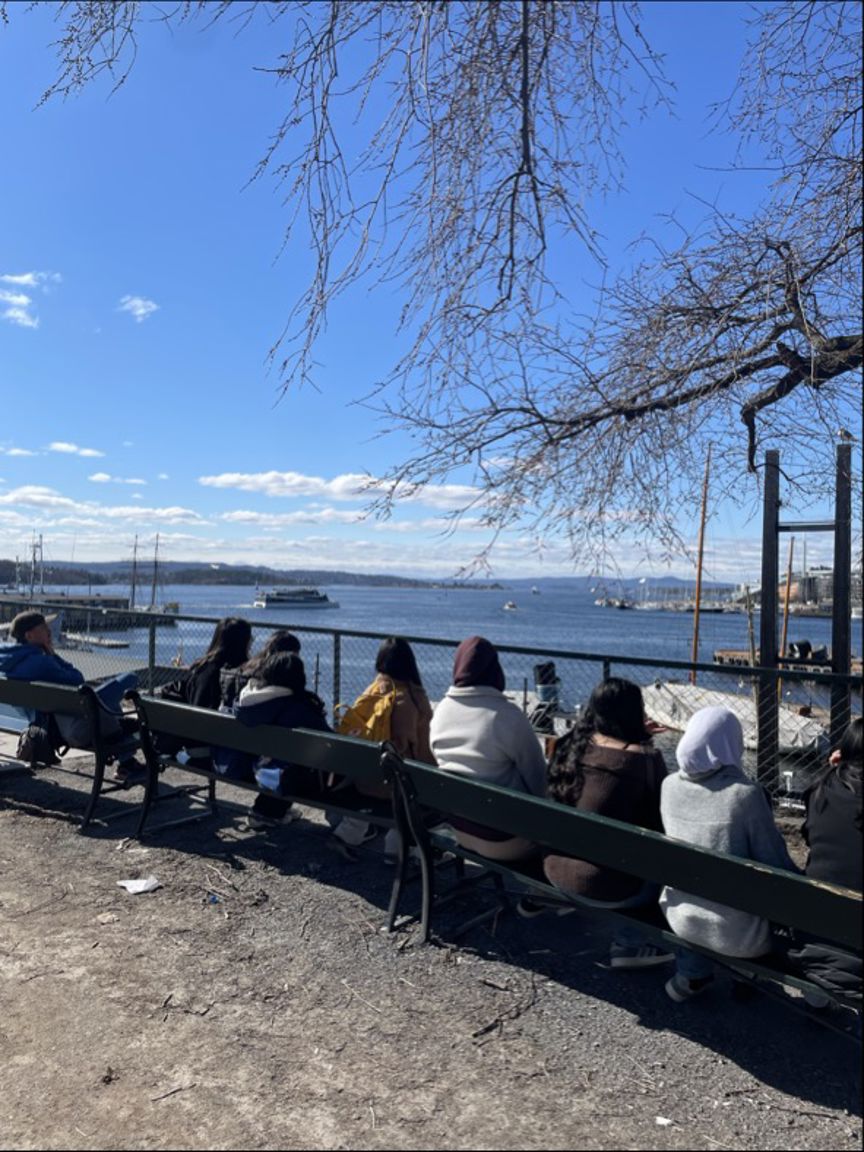 Folk som sitter på en benk