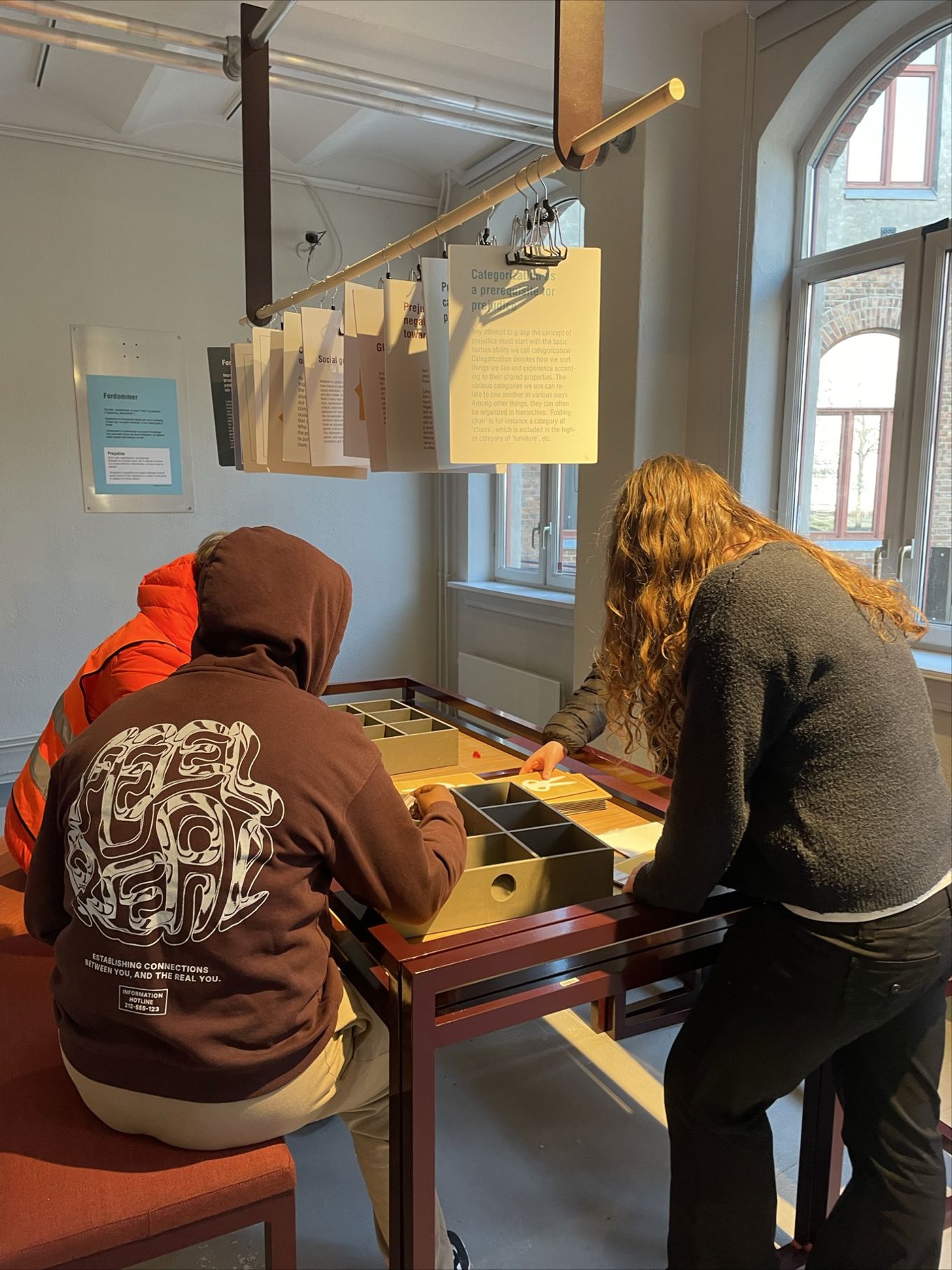 et par personer som jobber med et prosjekt