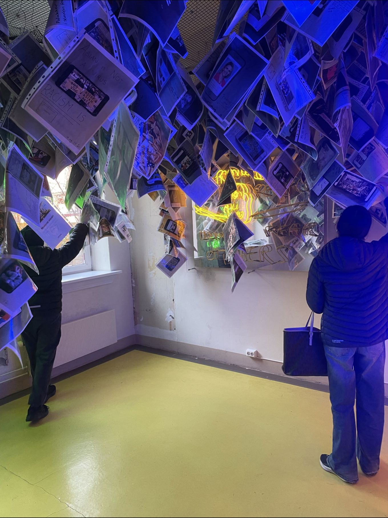 en person som holder et kamera