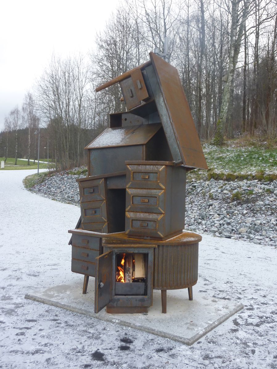 en trekonstruksjon med ild inni