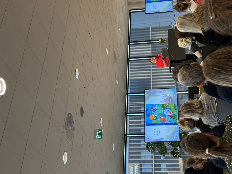 Foto: Hilde Gylland en person som holder en presentasjon for et publikum